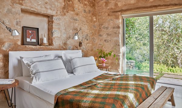 بررسی جنس و ترکیب رنگ سنگ نما با محیط برای انتخاب مناسب برای اتاق خواب