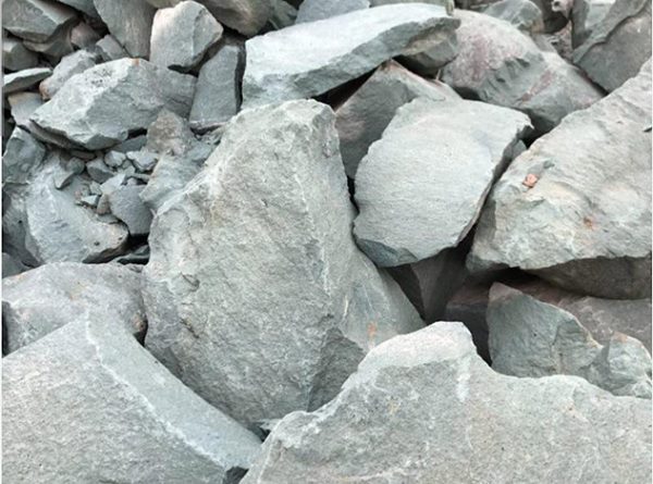 آشنایی با مشخصات و کاربردهای سنگ کوهی در ساختمان سازی 