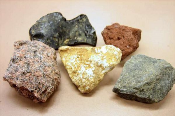 معیارهای مختلف و عوامل موثر بر استجکام سنگ های آذرین و رسوبی