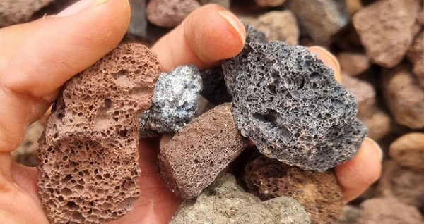 عوامل مختلف ایجاد سوراخ‌ ها و خلل در ساختار سنگ های آذرین